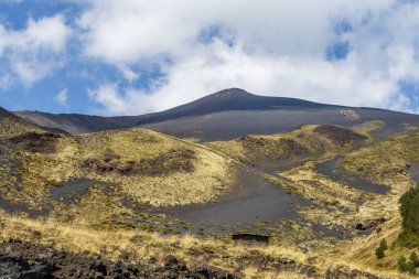 Yaz zamanı, Sicilya 'daki Etna Dağı' na (volkan) bakın. İtalya, Avrupa