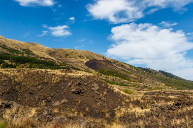 Yaz zamanı, Sicilya 'daki Etna Dağı' na (volkan) bakın. İtalya, Avrupa