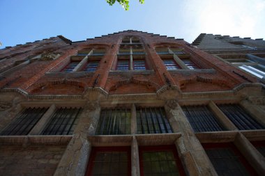 Bruges, Flanders, Belçika, Avrupa 'nın tarihi merkezinde eski bir ortaçağ evinin cephesi