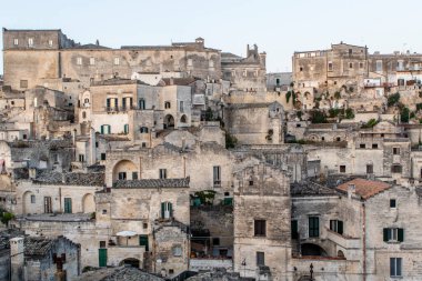 Matera 'nın eski kenti Sasso Caveoso' ya bakın. Gündoğumu sırasında Basilicata, İtalya - Euope