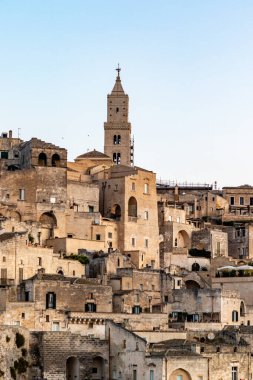 Matera 'nın eski kenti Sasso Caveoso' ya bakın. Gündoğumu sırasında Basilicata, İtalya - Euope