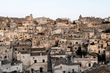 Matera 'nın eski kenti Sasso Caveoso' ya bakın. Gündoğumu sırasında Basilicata, İtalya - Euope