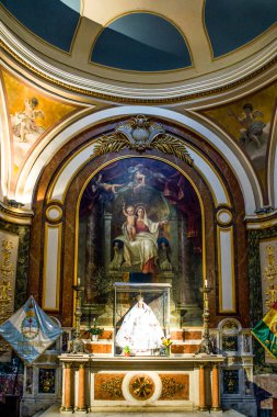 Arjantin, Alta Gracia 'daki ünlü Estancia Cizviti Kilisesi' nin iç ve sunağı.. 