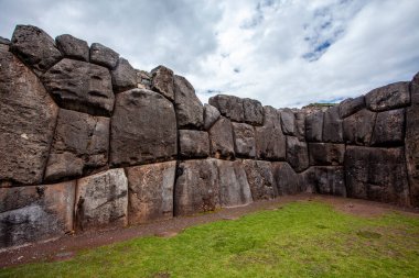 Sacsaywaman 'ın taş duvarı, Cuzco, Peru, Güney Amerika' daki eski İnka kalesi.