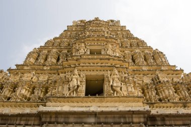 Mysore (Mysuru), Karnataka, Güney Hindistan - Asya 'daki Maharaja Sarayı' nın bahçesindeki Sri Shveta Varahaswami tapınağının dışı