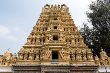 Mysore (Mysuru), Karnataka, Güney Hindistan - Asya 'daki Maharaja Sarayı' nın bahçesindeki Sri Shveta Varahaswami tapınağının dışı