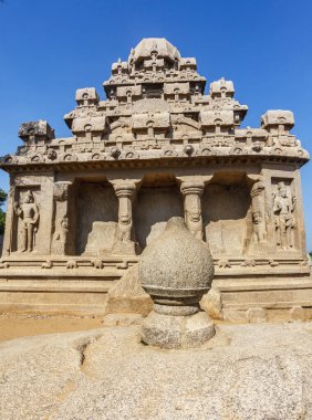 Dharmaraja Ratha 'nın dışı, Güney Hindistan' ın Tamil Nadu kentindeki Unesco Dünya Mirası Alanı Mamallapuram 'ın Pancha Rathas' larından (Beş Ratha) biridir.