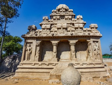 Dharmaraja Ratha 'nın dışı, Güney Hindistan' ın Tamil Nadu kentindeki Unesco Dünya Mirası Alanı Mamallapuram 'ın Pancha Rathas' larından (Beş Ratha) biridir.