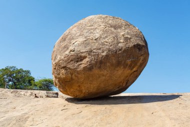Krishna 'nın Tereyağı Topu, Mamallapuram, Tamil Nadu, Hindistan ve Asya' da büyük bir kaya kütlesi.