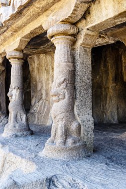 Bhima Ratha 'nın aslan muhafızları, Mamallapuram' ın Pancha Rathas 'larından biri, Tamil Nadu, Güney Hindistan, Asya' daki Unesco Dünya Mirası Bölgesi