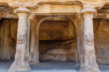 Bhima Ratha 'nın aslan muhafızları, Mamallapuram' ın Pancha Rathas 'larından biri, Tamil Nadu, Güney Hindistan, Asya' daki Unesco Dünya Mirası Bölgesi