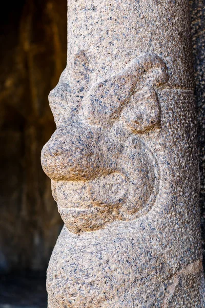 在印度南部泰米尔纳德邦的世界文化遗产区Mamallapuram的Pancha Rathas Five Rathas 有狮子守卫的柱子 — 图库照片