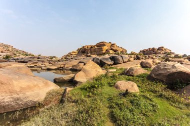 Hampi, Karnataka, Güney Hindistan 'daki Chakrairtha Gölü boyunca büyük kaya ve kayalar - Asya