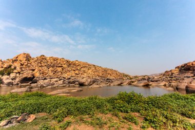 Hampi, Karnataka, Güney Hindistan 'daki Chakrairtha Gölü boyunca büyük kaya ve kayalar - Asya