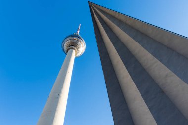 Berlin, Almanya ve Avrupa 'nın merkezindeki Alexanderplatz' da TV kulesi (Fernsehturm)