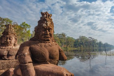Angkor Thom, Angkor, Siem Reap, Kamboçya, Asya 'nın Güney Kapısı' na giden tanrıların ve iblislerin köprüleri.