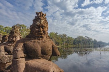 Angkor Thom, Angkor, Siem Reap, Kamboçya, Asya 'nın Güney Kapısı' na giden tanrıların ve iblislerin köprüleri.