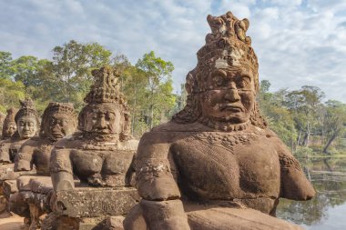 Angkor Thom, Angkor, Siem Reap, Kamboçya, Asya 'nın Güney Kapısı' na giden tanrıların ve iblislerin köprüleri.