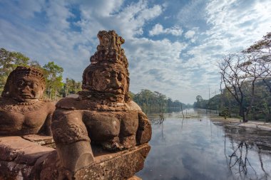 Angkor Thom, Angkor, Siem Reap, Kamboçya, Asya 'nın Güney Kapısı' na giden tanrıların ve iblislerin köprüleri.