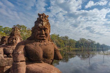 Angkor Thom, Angkor, Siem Reap, Kamboçya, Asya 'nın Güney Kapısı' na giden tanrıların ve iblislerin köprüleri.