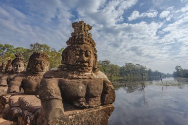 Angkor Thom, Angkor, Siem Reap, Kamboçya, Asya 'nın Güney Kapısı' na giden tanrıların ve iblislerin köprüleri.