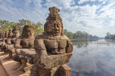 Angkor Thom, Angkor, Siem Reap, Kamboçya, Asya 'nın Güney Kapısı' na giden tanrıların ve iblislerin köprüleri.