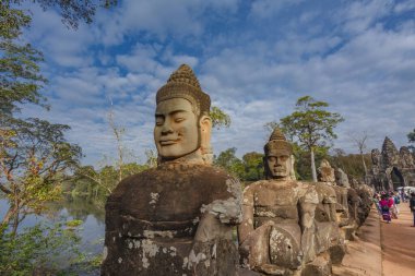 Angkor Thom, Angkor, Siem Reap, Kamboçya, Asya 'nın Güney Kapısı' na giden tanrıların ve iblislerin köprüleri.