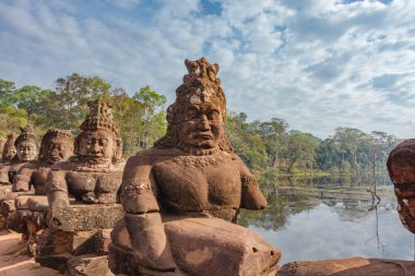 Angkor Thom, Angkor, Siem Reap, Kamboçya, Asya 'nın Güney Kapısı' na giden tanrıların ve iblislerin köprüleri.
