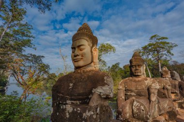 Angkor Thom, Angkor, Siem Reap, Kamboçya, Asya 'nın Güney Kapısı' na giden tanrıların ve iblislerin köprüleri.