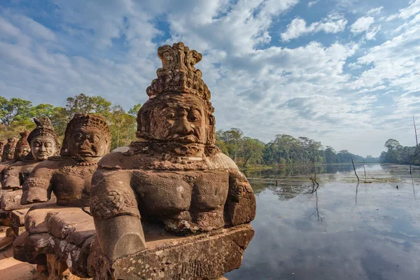 アンコール アンコール シェムリアップ州 カンボジア アジアの南門につながる神々と悪魔の像の橋 — ストック写真