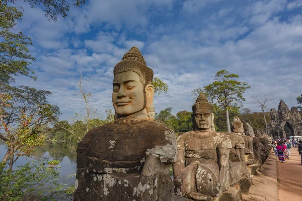 アンコール アンコール シェムリアップ州 カンボジア アジアの南門につながる神々と悪魔の像の橋 — ストック写真