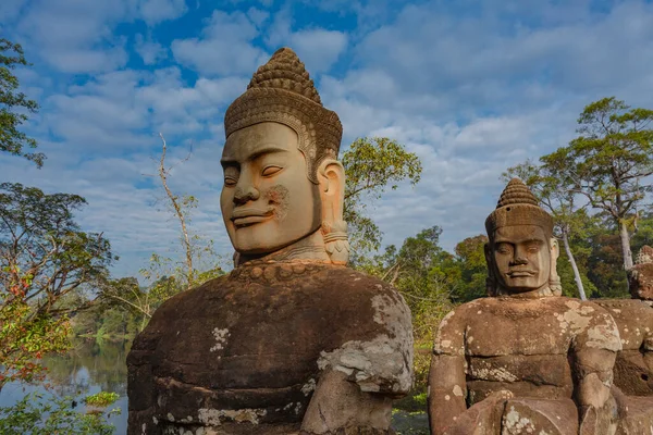 アンコール アンコール シェムリアップ州 カンボジア アジアの南門につながる神々と悪魔の像の橋 — ストック写真