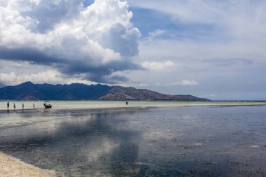 Gili Air 'deki kumsal ve Bali Denizi manzarası, Batı Nusa Tenggara, Endonezya, Asya