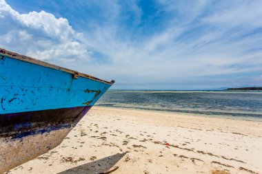 Batı Nusa Tenggara, Endonezya, Güneydoğu Asya sahillerinde mavi ve beyaz balıkçı teknesi