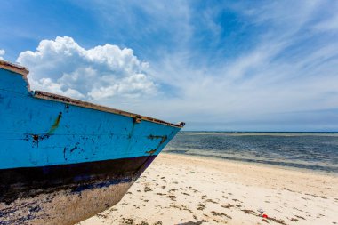 Batı Nusa Tenggara, Endonezya, Güneydoğu Asya sahillerinde mavi ve beyaz balıkçı teknesi