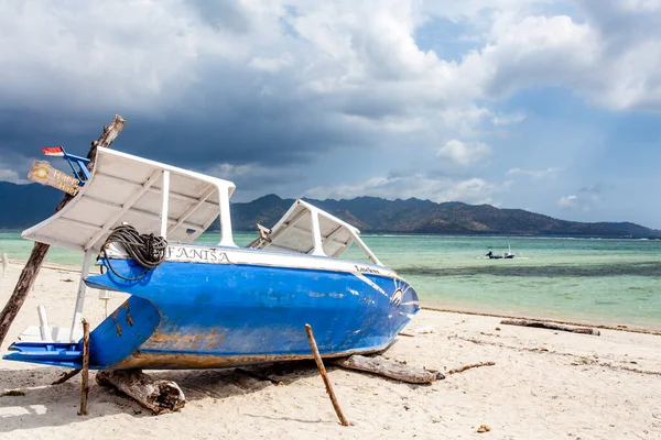 Barco Pesca Azul Branco Praia Gili Air West Nusa Tenggara — Fotografia de Stock