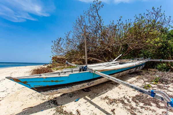 Barca Pesca Bianca Blu Sulla Spiaggia Gili Air West Nusa — Foto Stock