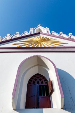 Asya 'nın güneyindeki Kerala eyaletinin Thrissur ilçesindeki Palayur (Palayoor)' daki Aziz Thomas Kilisesi cephesi.