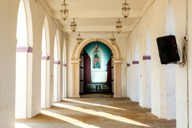 Güney Hindistan 'da Kerala eyaletinin Thrissur ilçesindeki Palayur (Palayoor)' daki Aziz Thomas Kilisesi 'nin içinde.