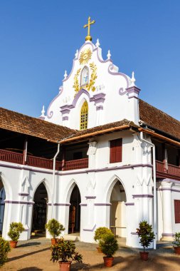 Asya 'nın güneyindeki Kerala eyaletinin Thrissur ilçesindeki Palayur (Palayoor)' daki Aziz Thomas Kilisesi cephesi.