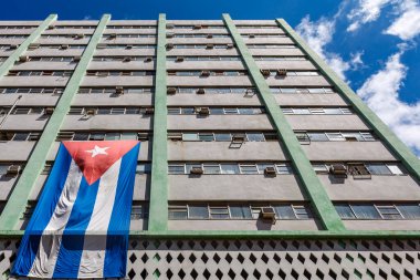 Havana, Küba, Karayipler, Kuzey Amerika 'daki eski tarihi merkezde modern bir binanın cephesinde Küba bayrağı