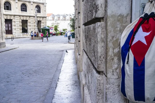 Bolsa Con Bandera Cuba Las Calles Del Casco Antiguo Habana — Foto de Stock