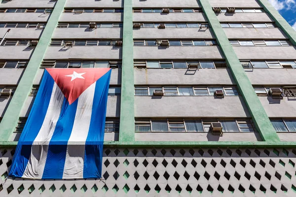 Bandiera Cuba Sulla Facciata Edificio Moderno Nel Centro Storico Avana — Foto Stock