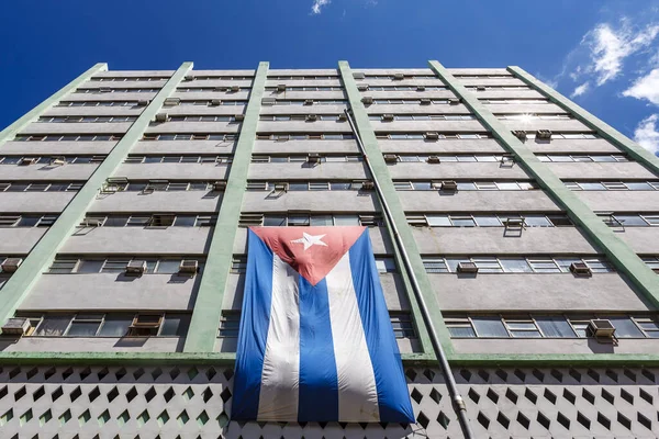 Bandiera Cuba Sulla Facciata Edificio Moderno Nel Centro Storico Avana — Foto Stock