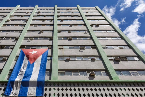 Bandiera Cuba Sulla Facciata Edificio Moderno Nel Centro Storico Avana — Foto Stock