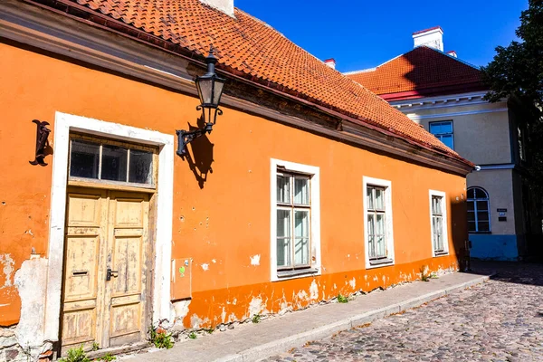 エストニア タリンの歴史的中心部にあるオレンジ色の古民家の外観 — ストック写真