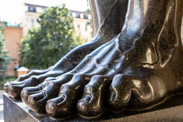 Πόδια Του Γιγαντιαίου Άτλαντα Άγαλμα Του Μουσείου Ερμιτάζ Στην Αγία — Φωτογραφία Αρχείου