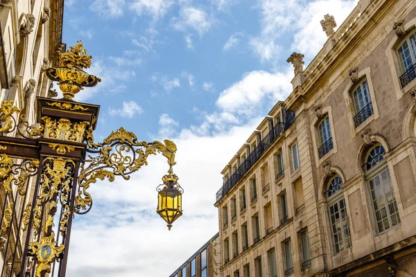 位于法国南锡市中心的斯坦尼斯拉斯广场上 装饰着金色灯笼的华丽篱笆 — 图库照片
