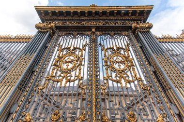 Palais de Justice 'in süslü giriş kapısı, Paris, Fransa, Avrupa' da bir mahkeme salonu.