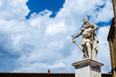 Ferdinando I de Medici heykeli, Toskana Büyük Dükü Arezzo, Toskana, İtalya ve Avrupa 'nın tarihi merkezindeki Duomo di Arezzo katedralinden.